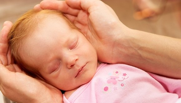 בשורה משמחת להורים: מחקר ישראלי מוכיח כי אין צורך לשמור על דממה כדי שהתינוק יירדם. מתברר כי השתקת הסביבה יכולה לסייע רק לטווח קצר, אך גורמת לתינוק להתעורר מכל הפרעה במהלך הלילה 